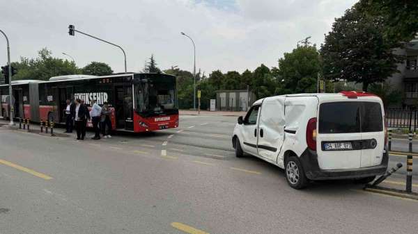 Yasak dönüş kazayı getirdi, metrobüsle hafif ticari araç çarpıştı: 13 yaralı