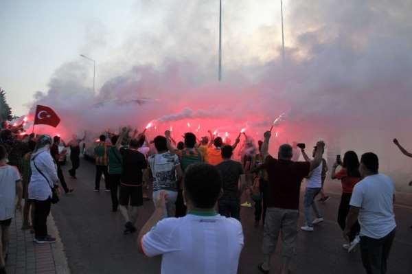 Alanyaspor'a maç öncesi meşaleli moral