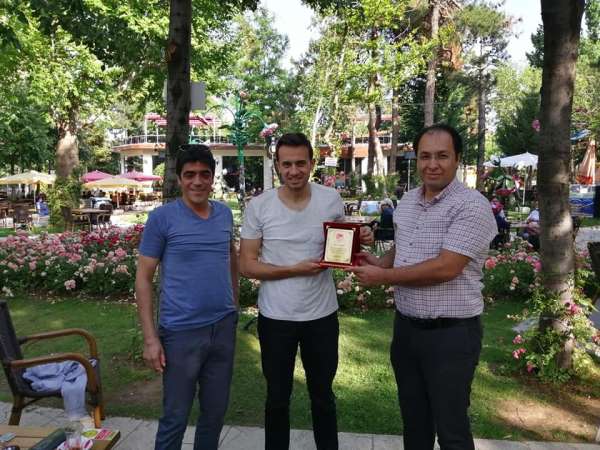 Isparta İl Hakem Kurulu'ndan tayini çıkan Klasman hakemine plaket