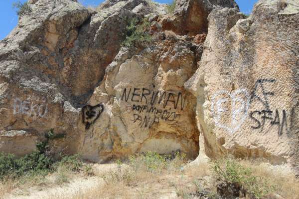 Kapadokya'da peribacaları çirkin yazılardan temizlenecek