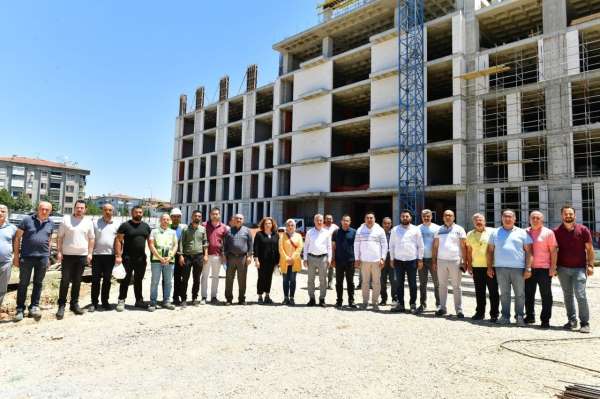 Başkan Çınar, yeni belediye hizmet binası inşaatında çalışan işçilerle bir araya geldi - Malatya haber