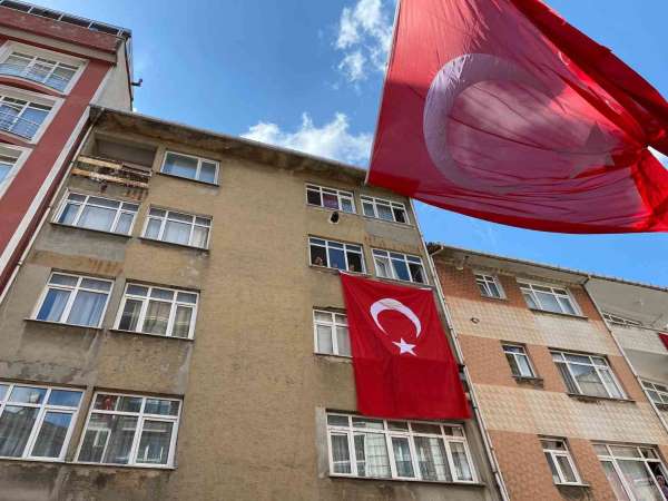 Şehit Sercan Baş'ın Kağıthane'deki baba ocağı bayraklarla donatıldı - İstanbul haber