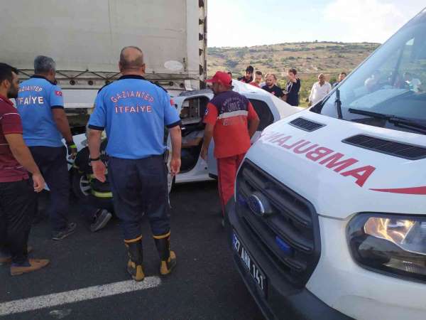 TAG otoyolunda feci kaza, otomobil tırın altına girdi: 1 ölü, 6 yaralı - Gaziantep haber