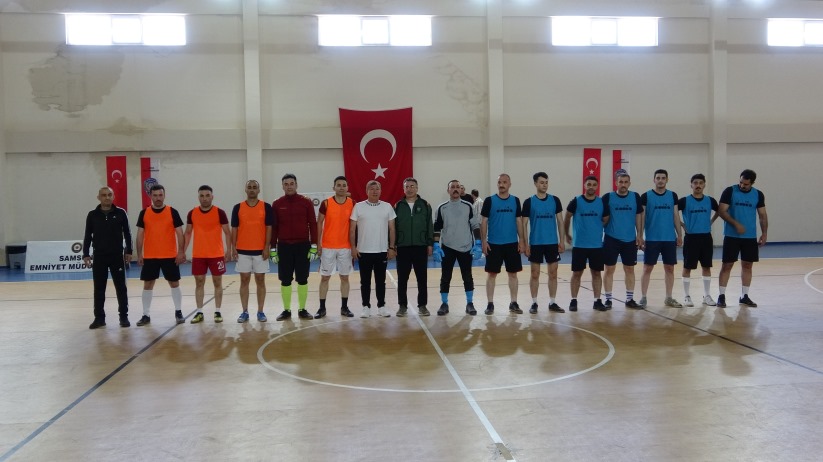 Samsun'da polisler futbolcu, Tanju Çolak hakem oldu