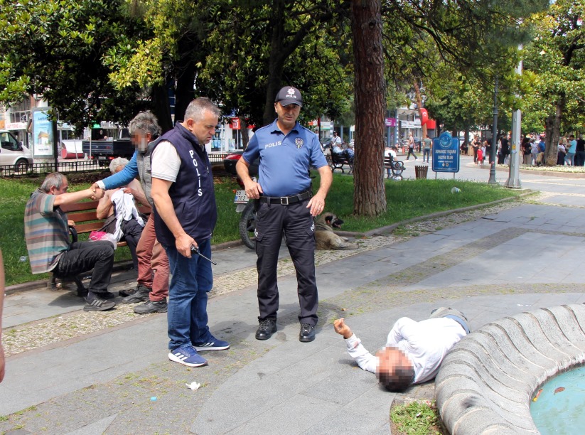 Parkı mesken tutan sarhoşlar, içkilerine el konulunca taşkınlık çıkardı