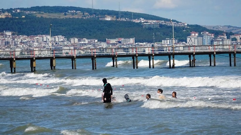 Karadeniz'de 4 kişi boğulma tehlikesi geçirdi