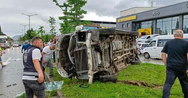 Ordu'da minibüs refüje çarparak yan yattı: 1 ölü, 4 yaralı