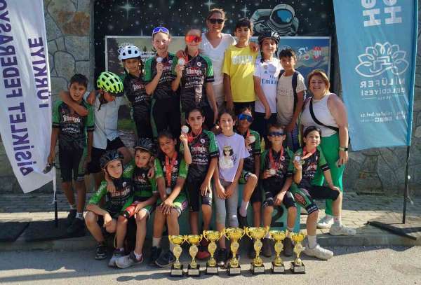 Akhisarlı bisikletçiler Bursa'da göz doldurdu