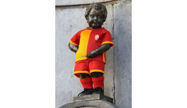 Galatasaray'ın 5 yıldızlı forması, 406 yıllık Manneken Pis heykeline giydirilecek