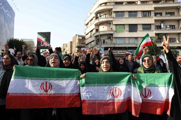 İran'da ABD'nin saldırıları protesto edildi: 'Teslimiyet yok, ABD ile savaş'