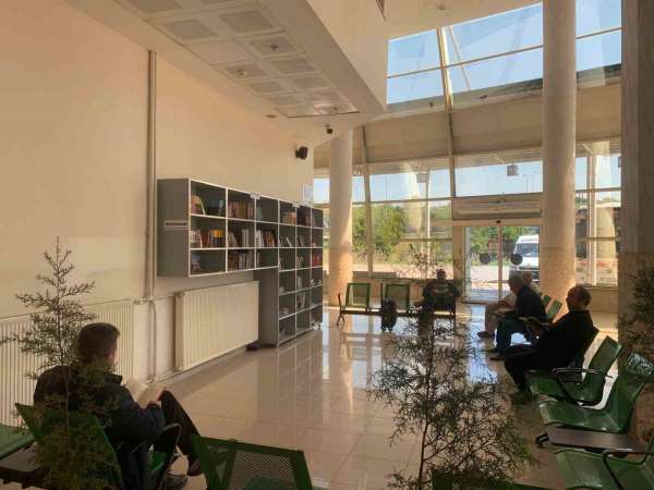 Ordu'da otobüs bekleyenler, kitap okuyarak vakit geçiriyor