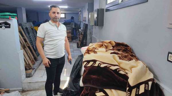 Battaniyenin içinden çıkan para ve cüzdanları teslim etti, yaşlı kadın poşeti sordu