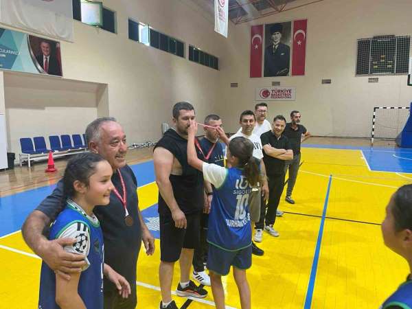 Burhaniye'de Babalar Günü'ne özel basketbol turnuvası