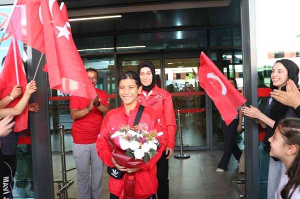 Dünya Şampiyonu Ayşegül Açık'a coşkulu karşılama