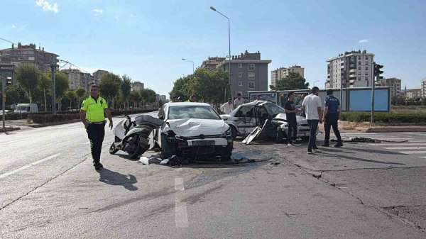 Kayseri'de zincirleme kazada otomobil kağıt gibi ezildi: 5 yaralı