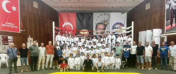 Körfez'de 45 karateci bir üst kuşağa terfi etti