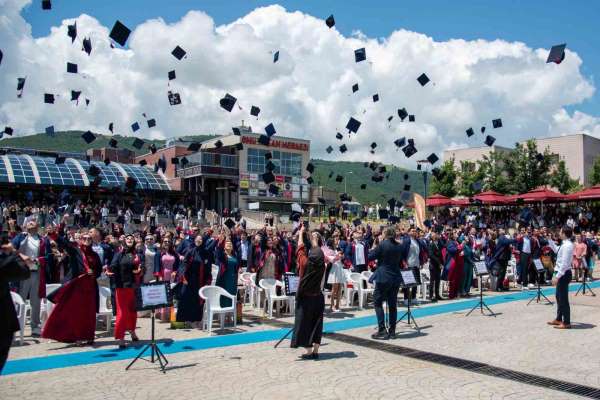 OMÜ Ziraat Fakültesi'nde mezuniyet coşkusu: 210 genç mühendis kep fırlattı