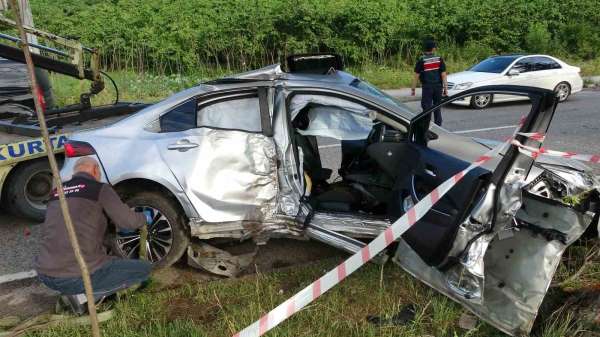 Ordu'da otomobil, ağaç ve aydınlatma direğini devirdi: 4 yaralı