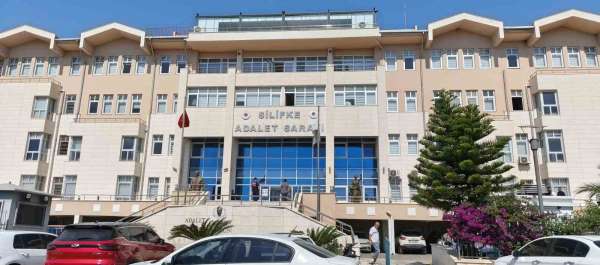 Silifke Belediyesi'ne yönelik operasyonda gözaltına alınan 19 şüpheli adliyeye sevk edildi
