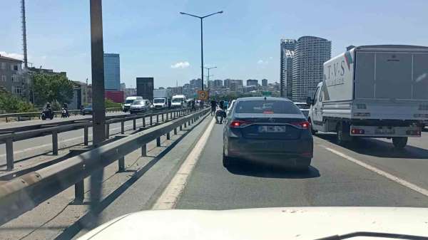 TEM'de para götüren motokurye düştü, yola saçılanları vatandaşlar topladı