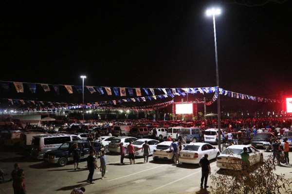 Adana Demirsporlu taraftarlar açık havada ve araçlarında maç keyfi yaşıyor 