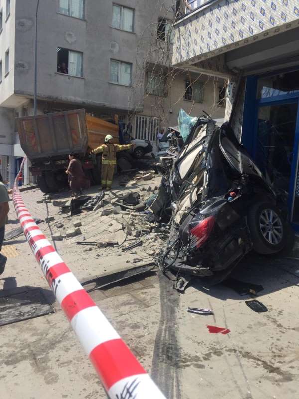İstanbul'da dehşet veren kaza: Kamyon iki aracı biçip binanın duvarına vurarak d