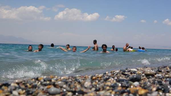 Van Gölü'nün mavi bayraklı plajı tatilcilerin akınına uğradı