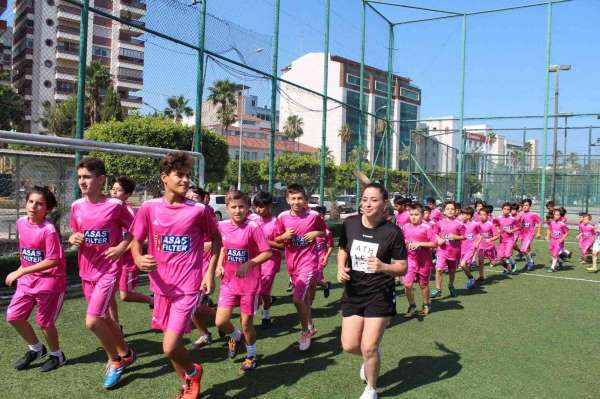 İskenderun'da geleceğin futbolcularına kadın antrenör