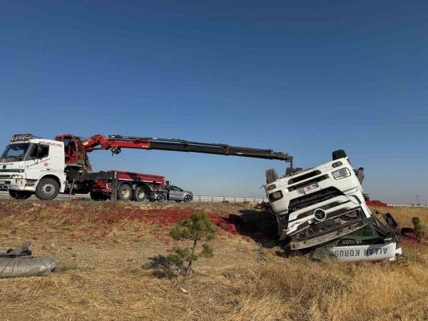 20 ton salçalık biber kazada çevreye dağılarak ziyan oldu