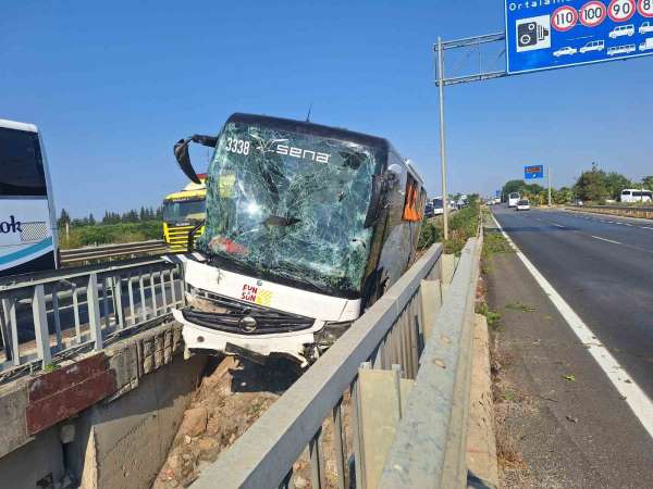 Antalya'da kaza yapan tur otobüsü, köprüden düşmek üzereyken durabildi