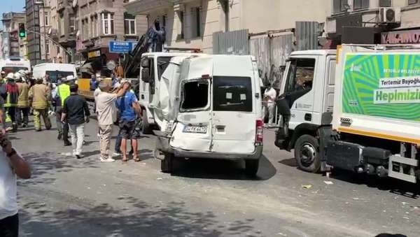 Beyoğlu'nda İETT otobüsünün karıştığı zincirleme kaza kamerada