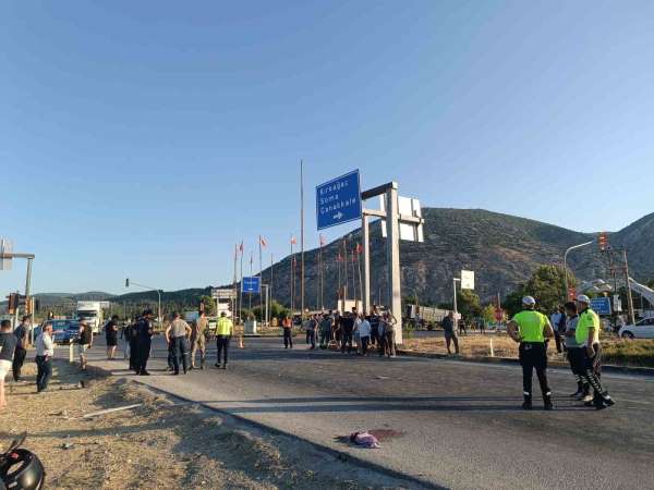 Kırkağaç'ta hafif ticari araç ile motosikletin çarpıştığı feci kaza kamerada: 1 ölü, 1 yaralı