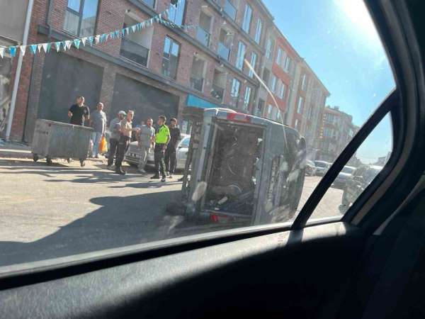 Eskişehir'de kaza yapan hafif ticari araç yan yattı: 3 yaralı