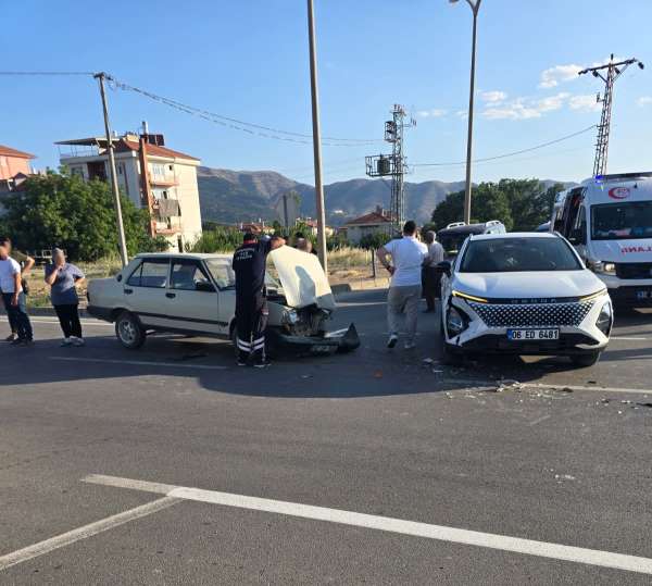 Kavşakta meydana gelen kazada yolcu yaralandı