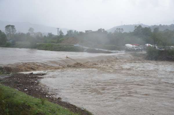 Aşırı yağışlar heyelanlara yol açtı 