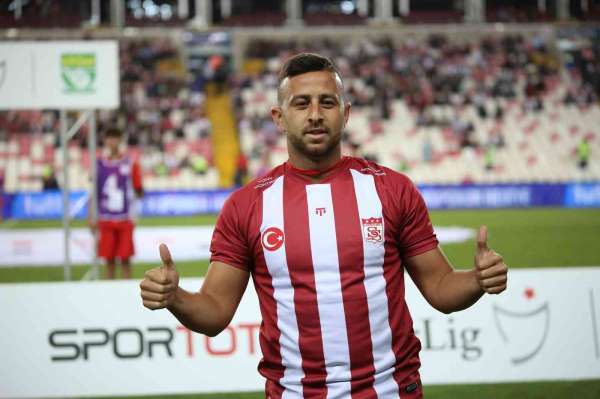 Sivasspor'un yeni transferi Dia Saba stadyumda taraftarı selamladı