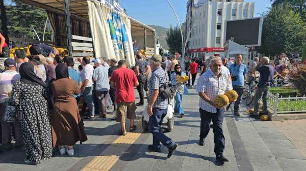 Geçen hafta 43 ton ücretsiz karpuz dağıtılan Tokat'ta bu sefer 25 ton kavun dağıtıldı