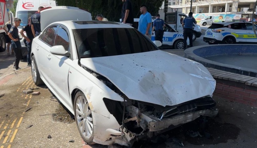 Samsun'da kazaya karışan Tofaş otomobil hurdaya döndü: 1'i ağır 2 yaralı
