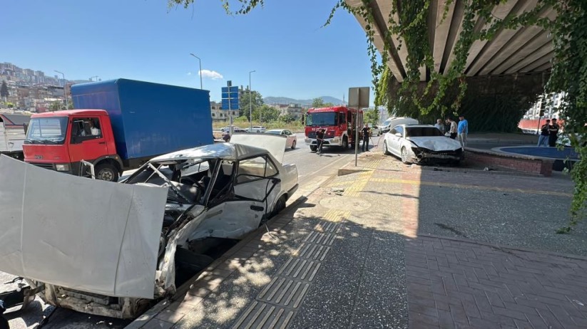 Samsun'da kazaya karışan Tofaş otomobil hurdaya döndü: 1'i ağır 2 yaralı