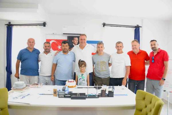Fethiyespor Teknik direktörü Dinçel'e Çifte Doğum Günü Kutlaması