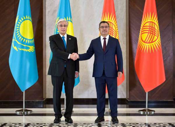 Kazakistan Cumhurbaşkanı Tokayev'den Kırgız mevkidaşı Caparov'a 'Altın Kartal' devlet nişanı