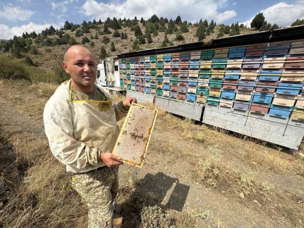 Mobil tır ile bal üretiyor kovanları indirmeden Toros Dağları'nı karış karış geziyor