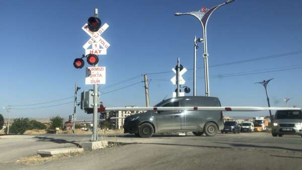 Elazığ'da tren yolunda kazaya davetiye çıkaran anlar