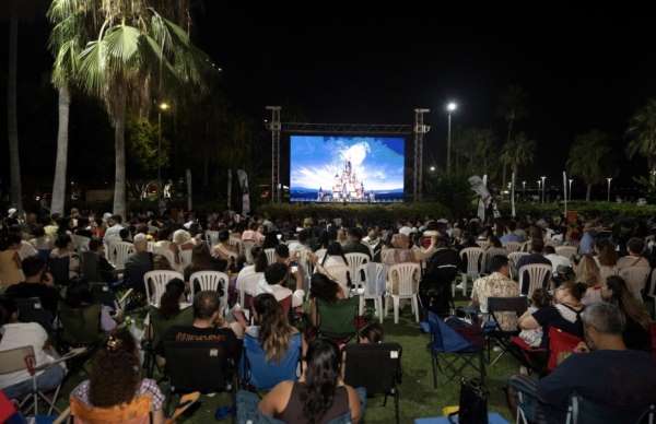 Mersin'de çocuklar yıldızların altında 'Yukarı Bak' filmini izledi