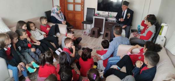 Kıbrıs gazisinden evde öğrencilere barış dersi: 'Türk askeri her yere sevgiyi ve barışı götürür' - Amasya haber