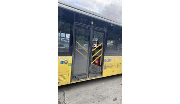 Üsküdar'da İETT otobüsleri kaza yaptı: Yolcular durakta kaldı