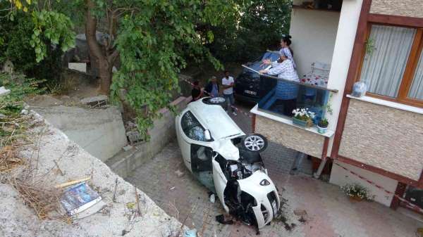 Çekmeköy'de otomobilin apartman boşluğuna düştüğü kaza kamerada