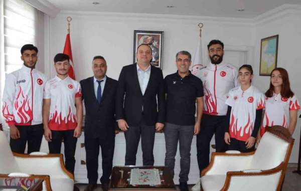 Dünya kupasına gidecek sporculardan Kaymakam Demir'e ziyaret