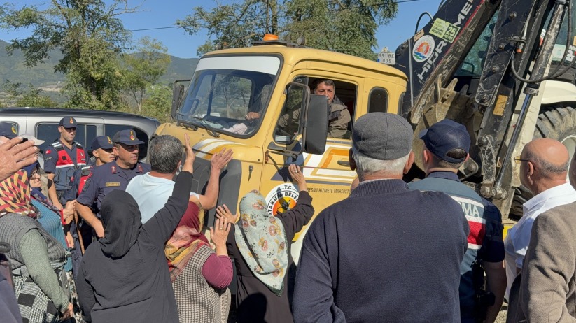 Vatandaşlar hayvan barınağına karşı iş makinesinin önünü kesti