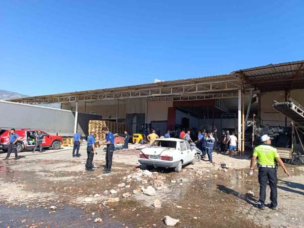 Demre'de toptancı halindeki iş yerinde patlama meydana geldi